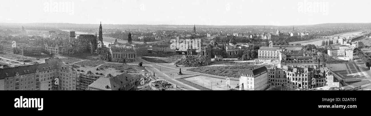 Dresden, DDR, Blick über die Altstadt brannte der Turm des Rathauses Stockfoto
