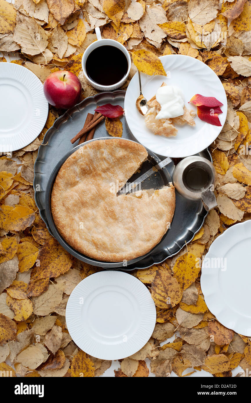 Kuchen und Kaffee im Herbstlaub Stockfoto