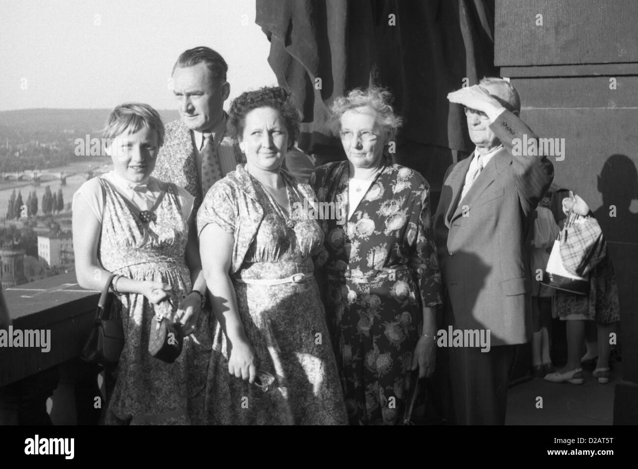 Dresden, DDR, Leute schauen auf die Stadt vom Rathausturm Stockfoto