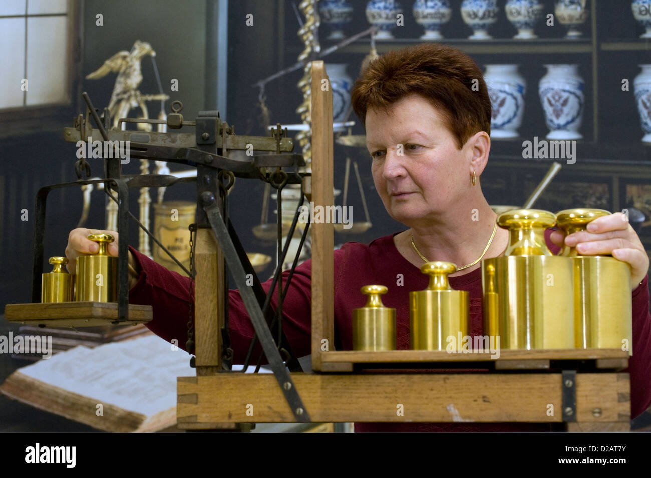 Dresden, Deutschland, durch das Bureau of Standards Personal trainieren mit Gewichten auf einer dezimalen Skala Stockfoto