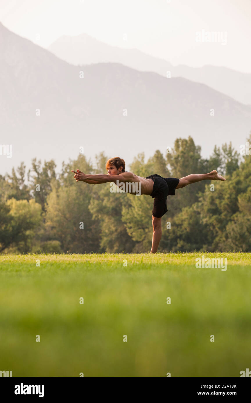 Menschen praktizieren Yoga im park Stockfoto