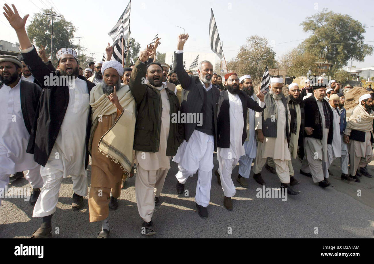 Aktivisten der Jamiat Ulema-e-Islam (JUI-F) chant Parolen gegen Tötung von achtzehn Personen aus Stammesregion Bara und anspruchsvolle militärische Operation in Stammesgebieten, während Protestdemonstration in Peshawar zu stoppen drücken Sie Club auf Freitag, 18. Januar 2013. Stockfoto