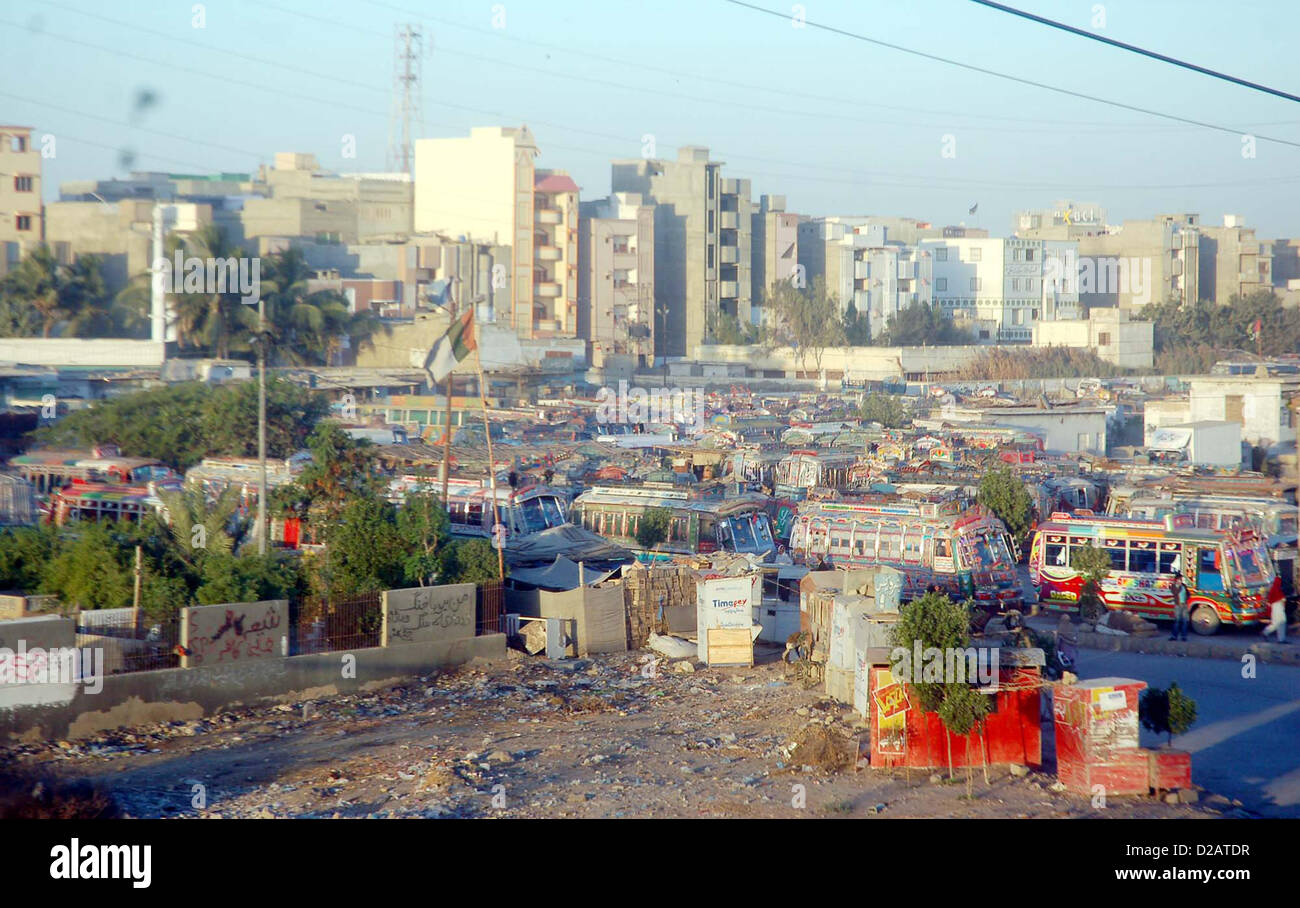 Passagierbusse gesehen geparkt am Bus Stand während der Auslöser nach unten Streik aufgerufen durch Muttehda Qaumi Bewegung nach Ziel Tötung von MQM Sindh Ratsmitglied, Manzar Imam von nicht identifizierten bewaffneten letzter Tag an der Qayyumabad Road in Karachi auf Freitag, 18. Januar 2013 ermordet wurde. Stockfoto