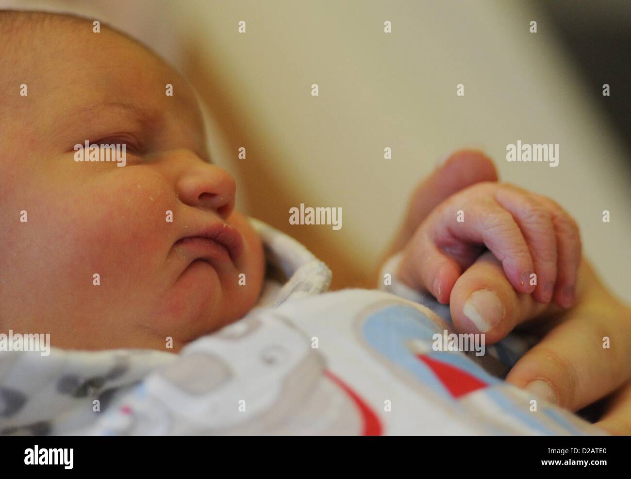 Junge Mutter Yvonne Heidtmann hält die Hand ihrer Tochter Fiby im Marien-Krankenhaus in Hamburg, Deutschland, 18. Januar 2013. 2.930 Babys geboren wurden am Marien-Hospital im Jahr 2012. Foto: Angelika Warmuth Stockfoto