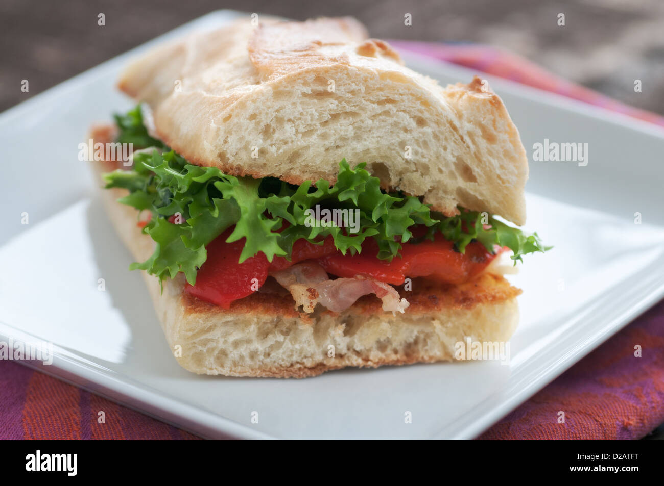 Köstlich frischer Schinkensandwich mit gerösteter Paprika Stockfoto