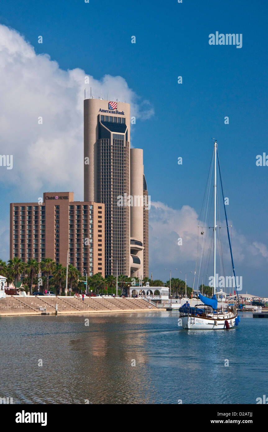 Freizeitboote am Lawrence Street T-Kopf Pier, Türme Innenstadt hinter Corpus Christi Bay, Corpus Christi, Texas, USA Stockfoto