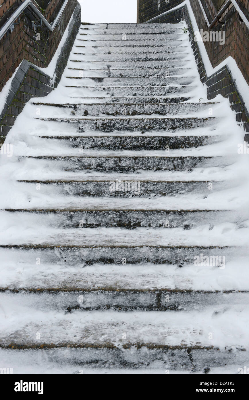 Rutschigen Schnee bedeckten Schritte Stockfoto
