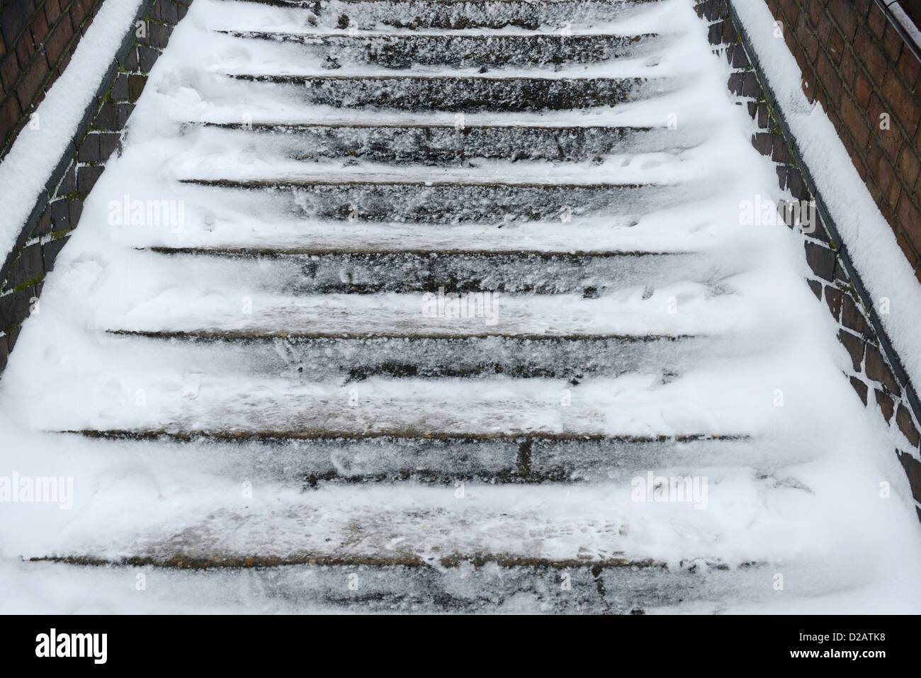 Rutschigen Schnee bedeckten Schritte Stockfoto