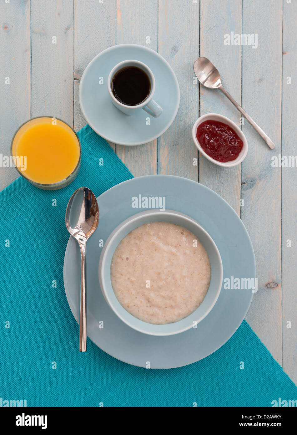 Porridge zum Frühstück, mit Kaffee und Orangensaft. Stockfoto