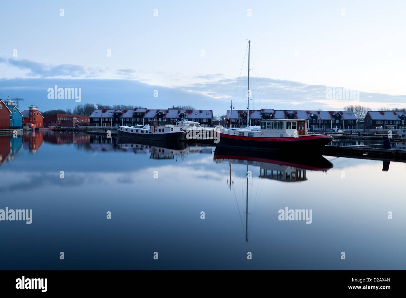 Boote auf dem Wasser an Marina, Reitdiephaven in Groningen Stockfoto