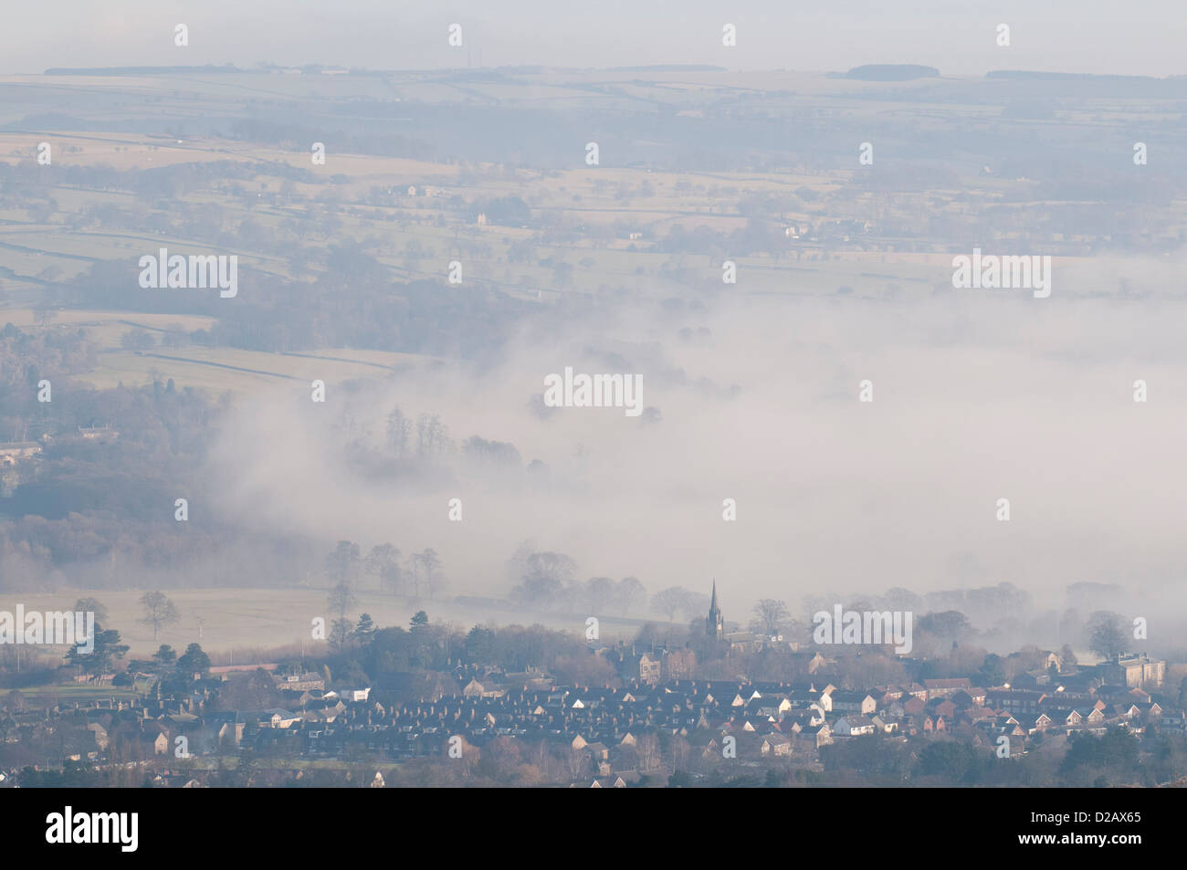 Fernverkehr, Nebel am frühen Morgen Blick auf malerische ländliche Tal & Dorf eingehüllt in Nebel oder Nebel - Burley in Bösingen, West Yorkshire, England, Großbritannien Stockfoto
