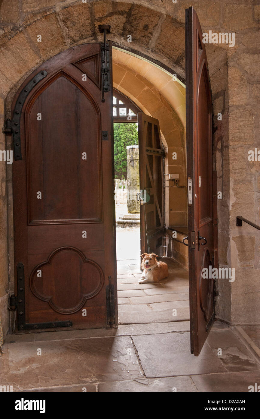 In der Nähe von Türen (1 öffnen und eine geschlossen), Veranda, wo kleine Hund liegend - Innenraum der Kirche der Heiligen Maria, Masham, Yorkshire, England, UK. Stockfoto
