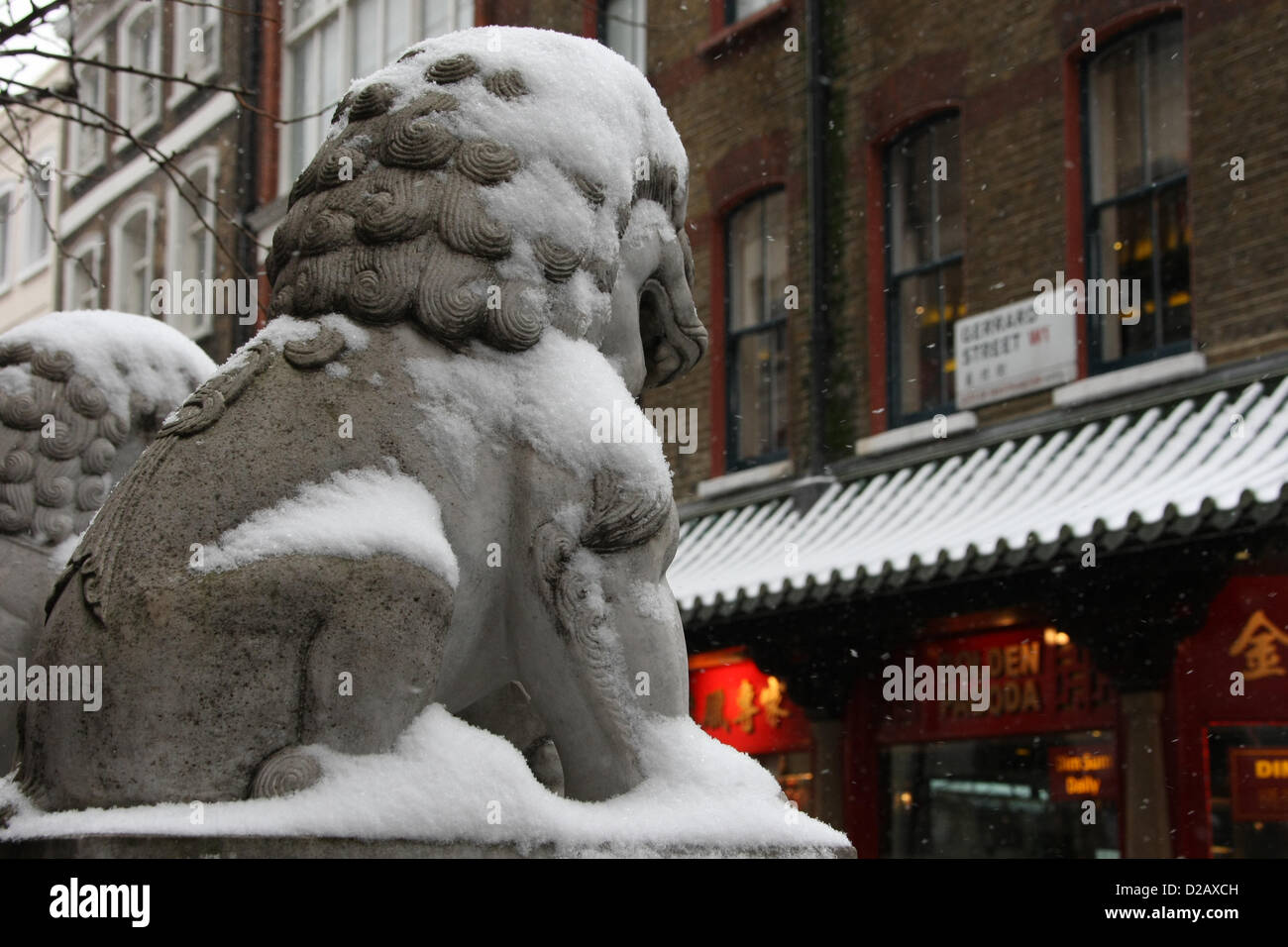 Chinesische Löwen bedeckt Schnee IN CHINATOWN allgemeine Schnee Ansichten rund um LONDON LONDON ENGLAND UK 18. Januar 2013 Stockfoto