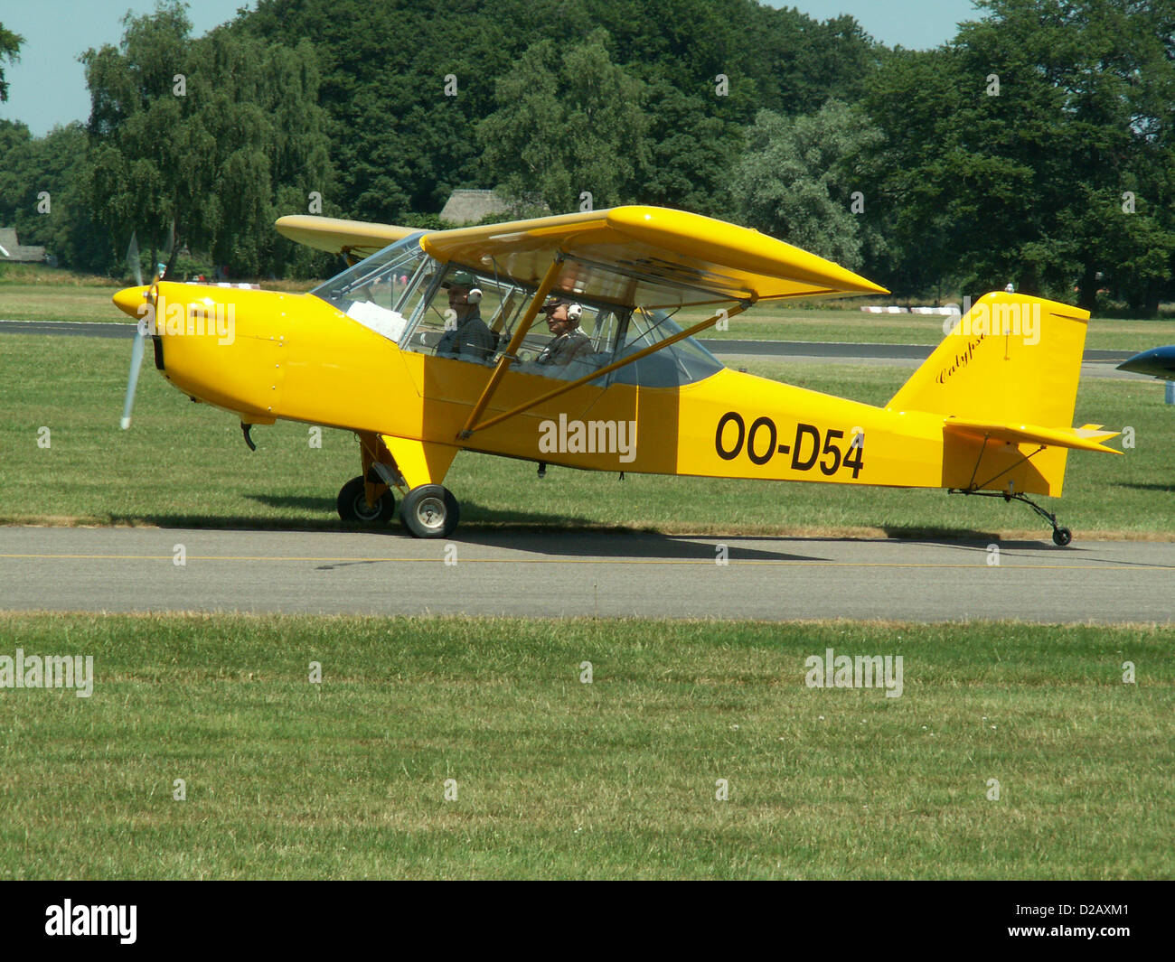 Die Ultracraft Calypso 2A (OO-D54) ist ein Leichtflugzeug für den Freizeitflug. Mit seinem kompakten, schlanken Design und dem zuverlässigen Triebwerk bietet der Calypso 2A ein einzigartiges Flugerlebnis, ideal für Privatpiloten und Luftfahrtbegeisterte, die ein wendiges, einmotoriges Flugzeug suchen. Stockfoto