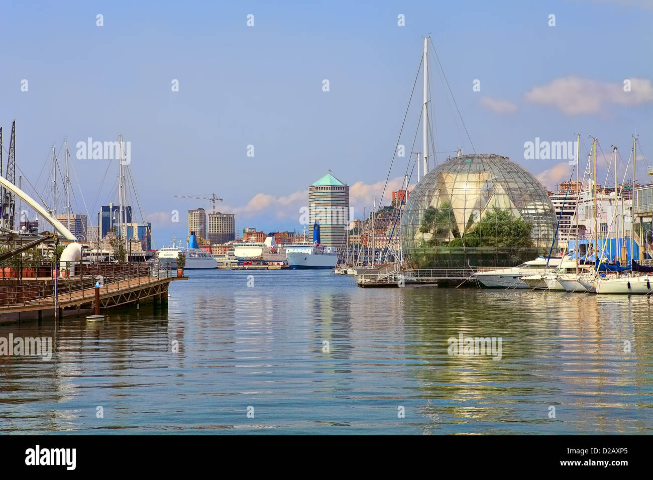 Blick auf Jachthafen, Pier und Hafen mit großen Schiffen auf Hintergrund in Genua, Italien. Stockfoto