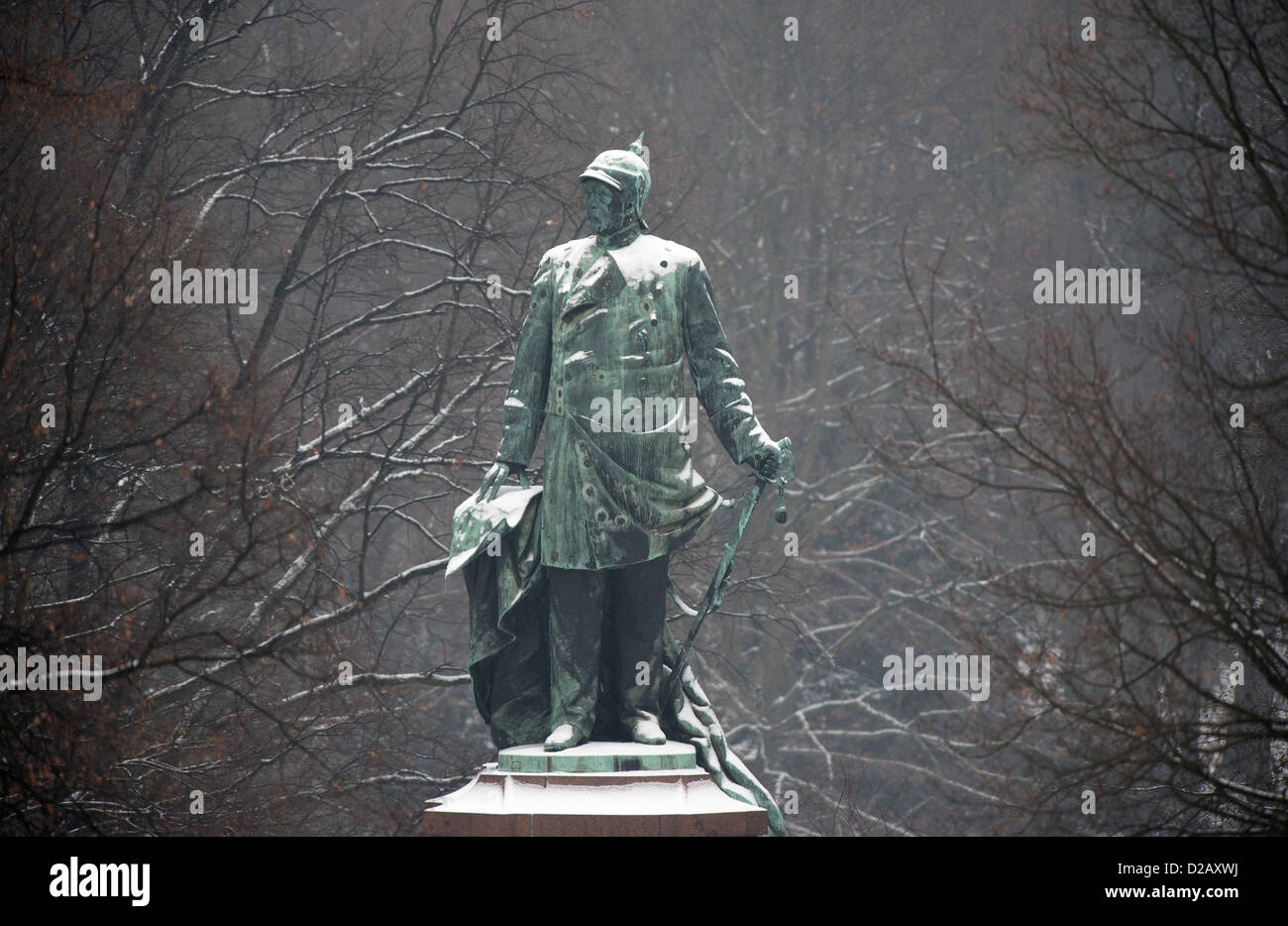 Das Denkmal für den ersten deutschen Reichskanzler Otto von Bismarck wird im Schnee in Berlin, Deutschland, 14. Januar 2013 abgedeckt. Im Jahr 1901 eröffnete das Bismarck-Nationaldenkmal hatte seinen ursprünglichen Speicherort auf dem ehemaligen Königspalast-Platz in Berlin, heute bekannt als "Platz der Republik", und wurde im Jahre 1938 an den heutigen Standort an der "Großen Stern" (lit. großer Stern) verlegt. Foto: Soeren Stache Stockfoto