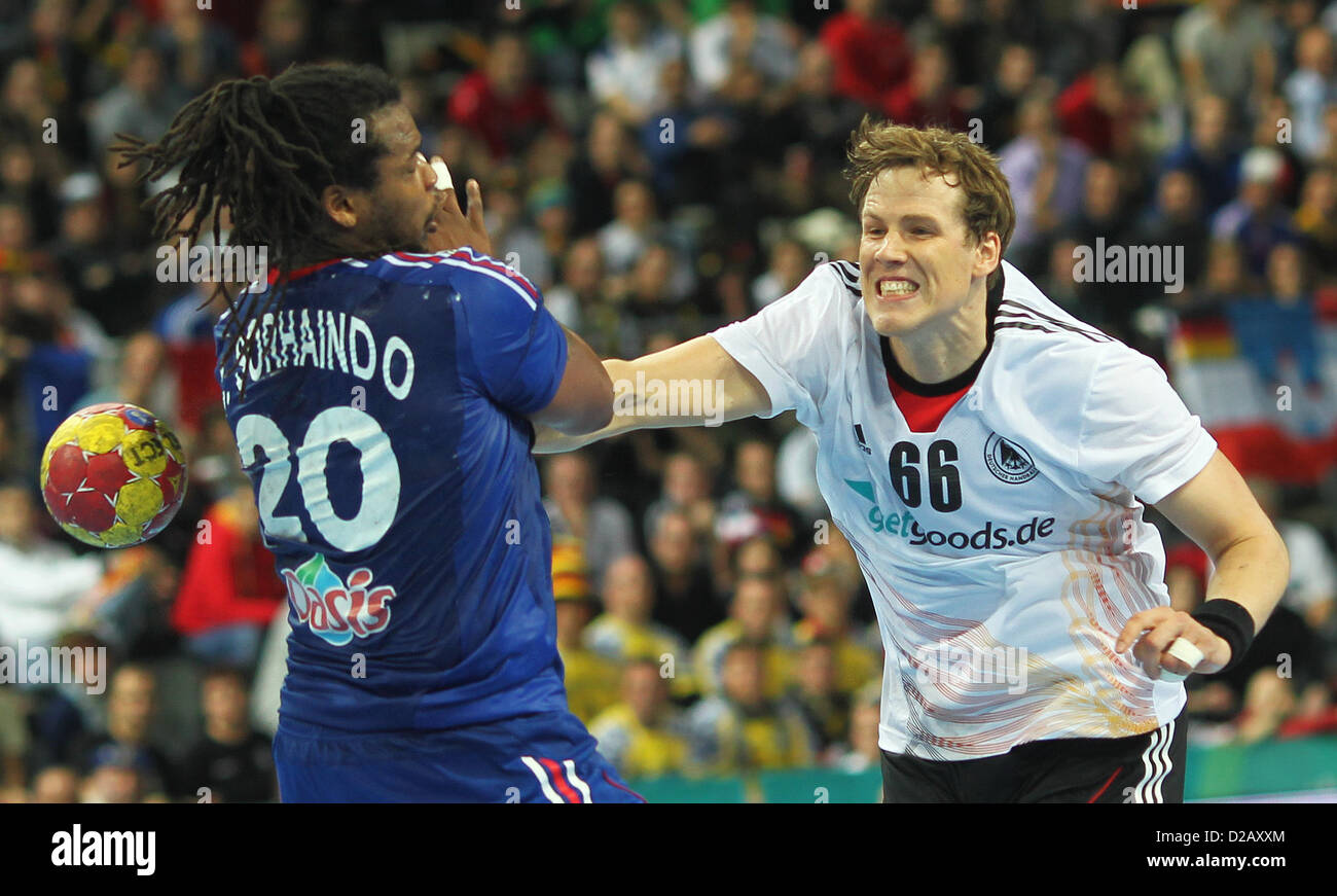 Sven-Sören Christophersen von Germany (R) ist durch Cedric Sorhaindo (L) von Frankreich während der Herren Handball-WM wichtigsten Vorrundenspiel Deutschland Vs Frankreich in Barcelona, Spanien, 18. Januar 2013 gesperrt. Foto: Fabian Stratenschulte/Dpa +++(c) Dpa - Bildfunk +++ Stockfoto