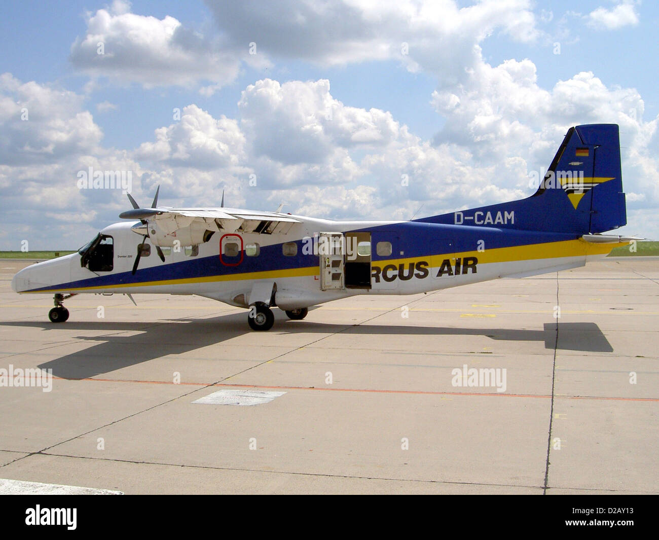 D-CAAM ist eine Dornier 220, ein Propellerflugzeug für den leichten Transport. Dieses vielseitige Flugzeug wird für verschiedene kommerzielle und private Anwendungen eingesetzt, bekannt für seine Zuverlässigkeit und Effizienz auf kurzen Regionalflügen. Stockfoto
