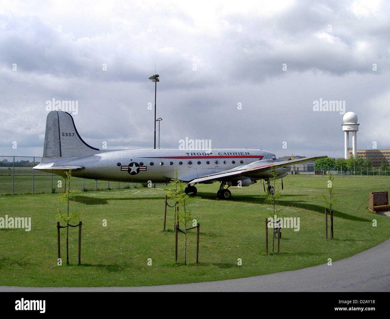 Der C-54 Skymaster, auch bekannt als Rosinenbomber, wurde während der Berliner Luftbrücke eingesetzt. Die Flugzeuge werden hier am Flughafen Tempelhof gesehen und liefern während des Kalten Krieges wichtige Versorgungsgüter nach West-Berlin. Stockfoto