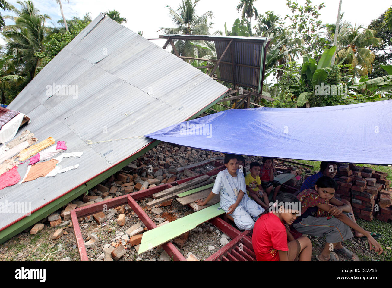 Pariaman, Indonesien, Erdbeben-Opfer leben unter einer Plane Stockfoto