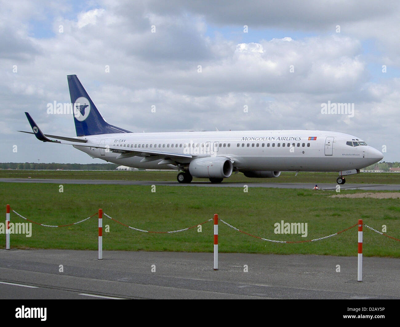 Der Flughafen Tegel in Berlin war bis zu seiner Schließung 2020 ein großer internationaler Flughafen. EI-CVX ist ein bemerkenswertes Flugzeug, das während seiner Betriebsjahre von und zu diesem Flughafen geflogen ist. Stockfoto