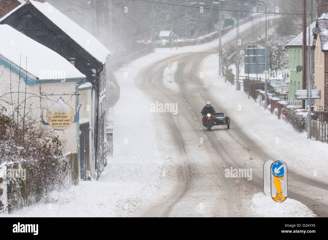 Penybont, Powys, Wales, UK. 18. Januar 2013. Ein veteran Motorrad und Beiwagen ist auf einer leeren Straße gesehen. Ganz Wales ist von Schneestürmen und fast kontinuierliche Schneefälle getroffen worden. Schnee knirschte mit Pflüge/Lkw mussten arbeiten auf eine 24-Stunden-Schicht, die großen Straßen frei zu halten. Nur wenige Autofahrer wagte machen die Straßen nahezu autofrei. Bildnachweis: Graham M. Lawrence/Alamy Live-Nachrichten. Stockfoto