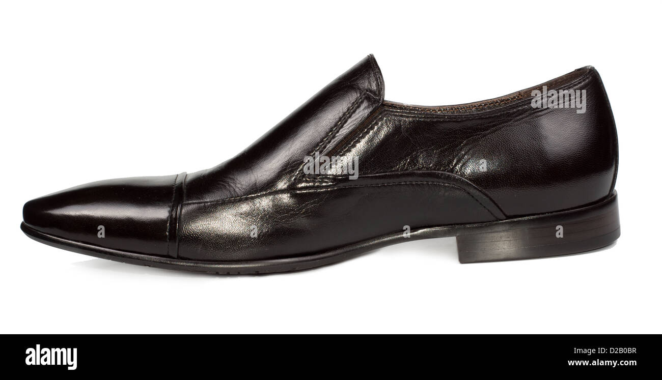 Stilvoll klassisch schwarzem Leder Herren Slip-on-Schuhe mit niedrigen Absätzen für alltägliche smart casual Wear, Seitenansicht auf weiß Stockfoto