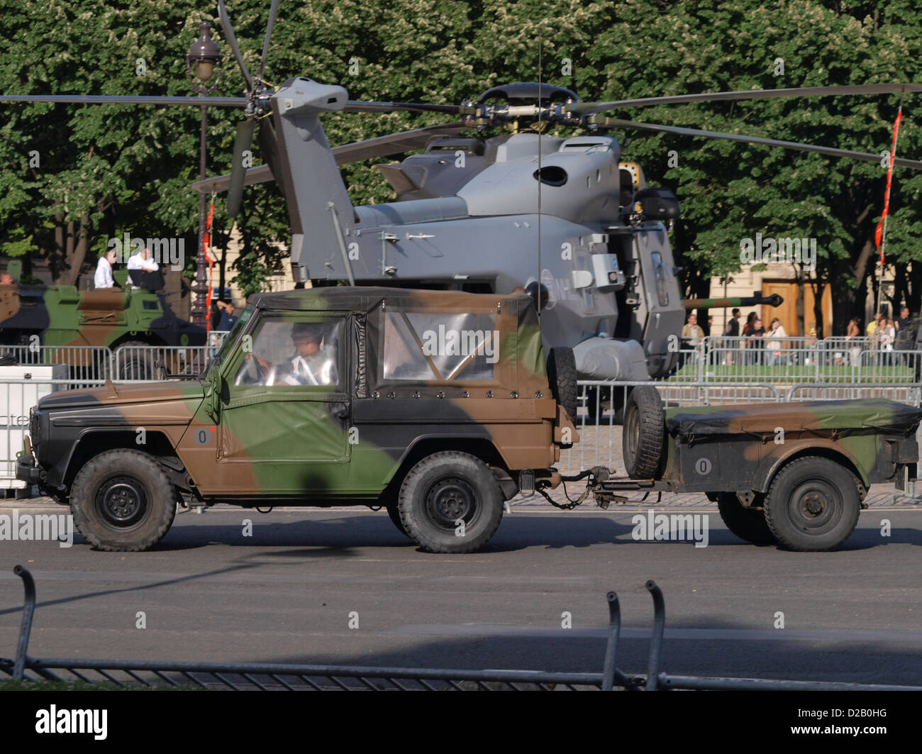 Peugeot P4 französische militärische parade Champs Elysees Stockfoto