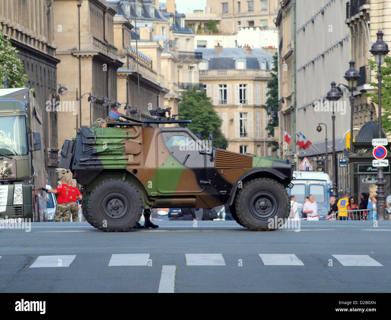 Der Panhard VBL, ein gepanzertes Fahrzeug, nimmt an einer französischen Militärparade auf den Champs-Elysées in Paris Teil und stellt seine Fähigkeiten zum Schutz und militärischen Transport während des Krieges vor. Stockfoto