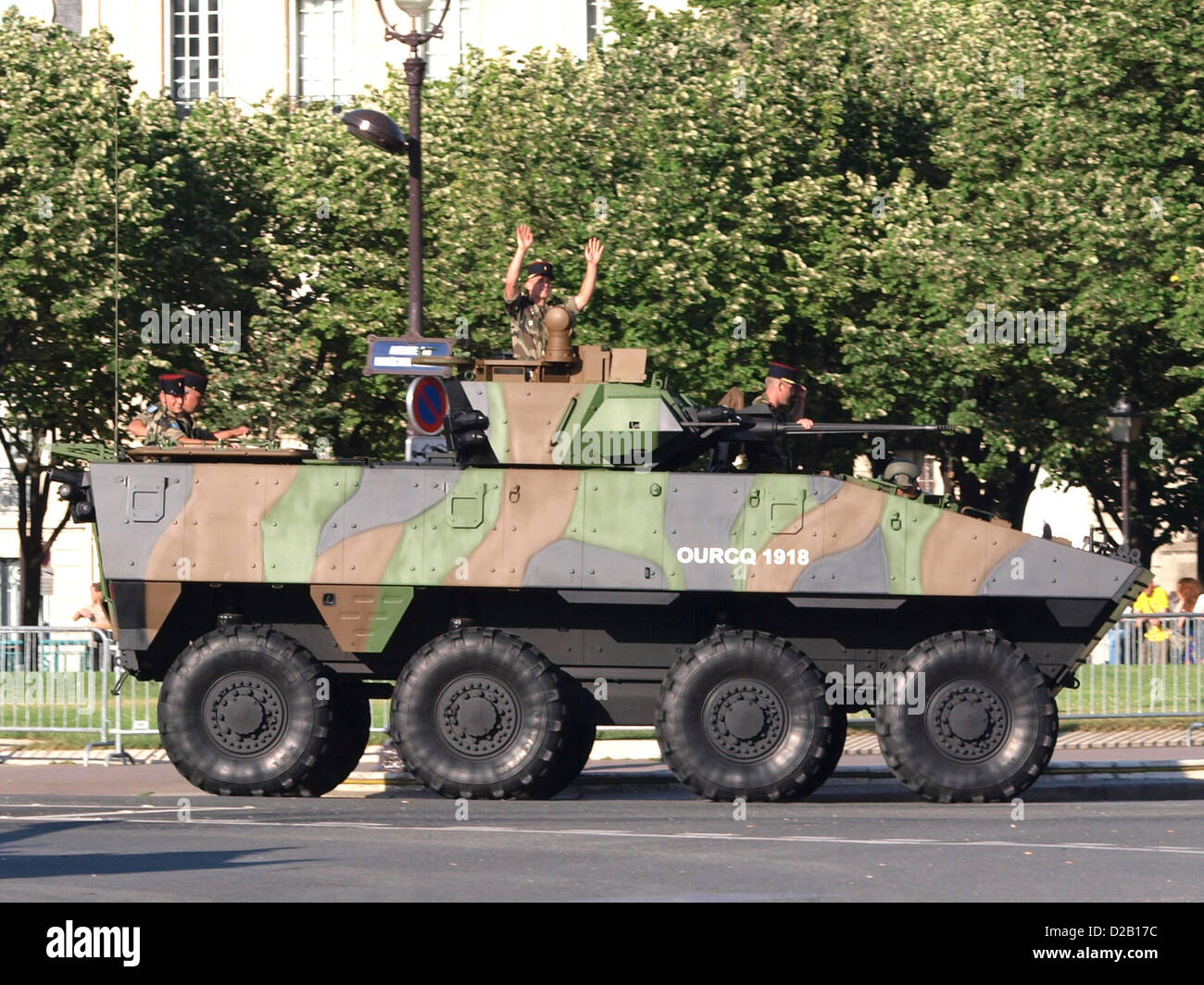 Gepanzerte Fahrzeuge bekämpfen Infanterie Militärparade Champs Elysees Stockfoto
