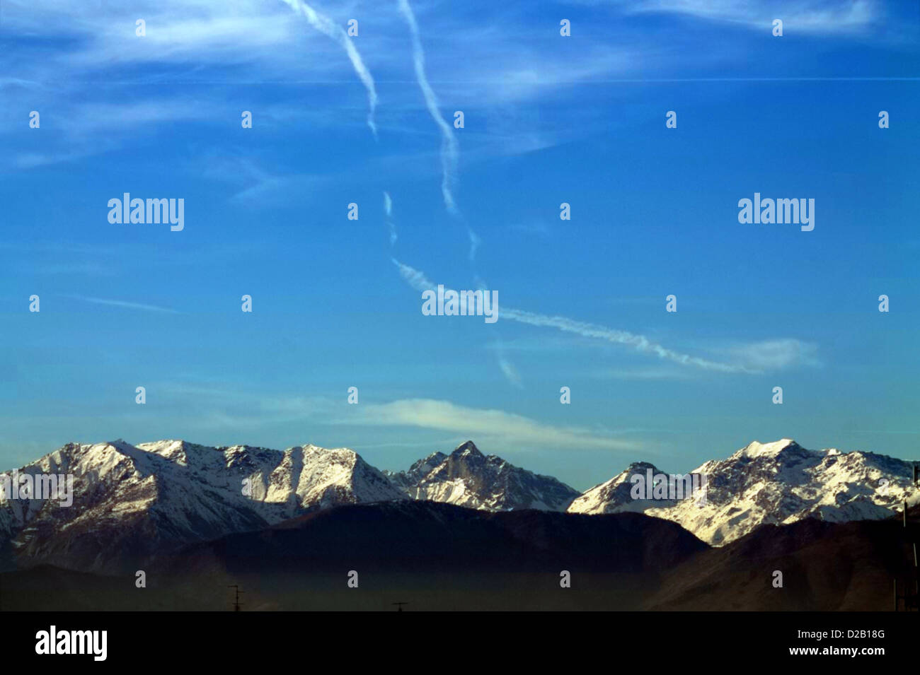 Jet-Stream links in blauer Himmel mit weißen Wolken (Scie Degli Aerei Lasciate Nel Cielo Blu Spennellato di Nuvole Bianche) gebürstet Stockfoto