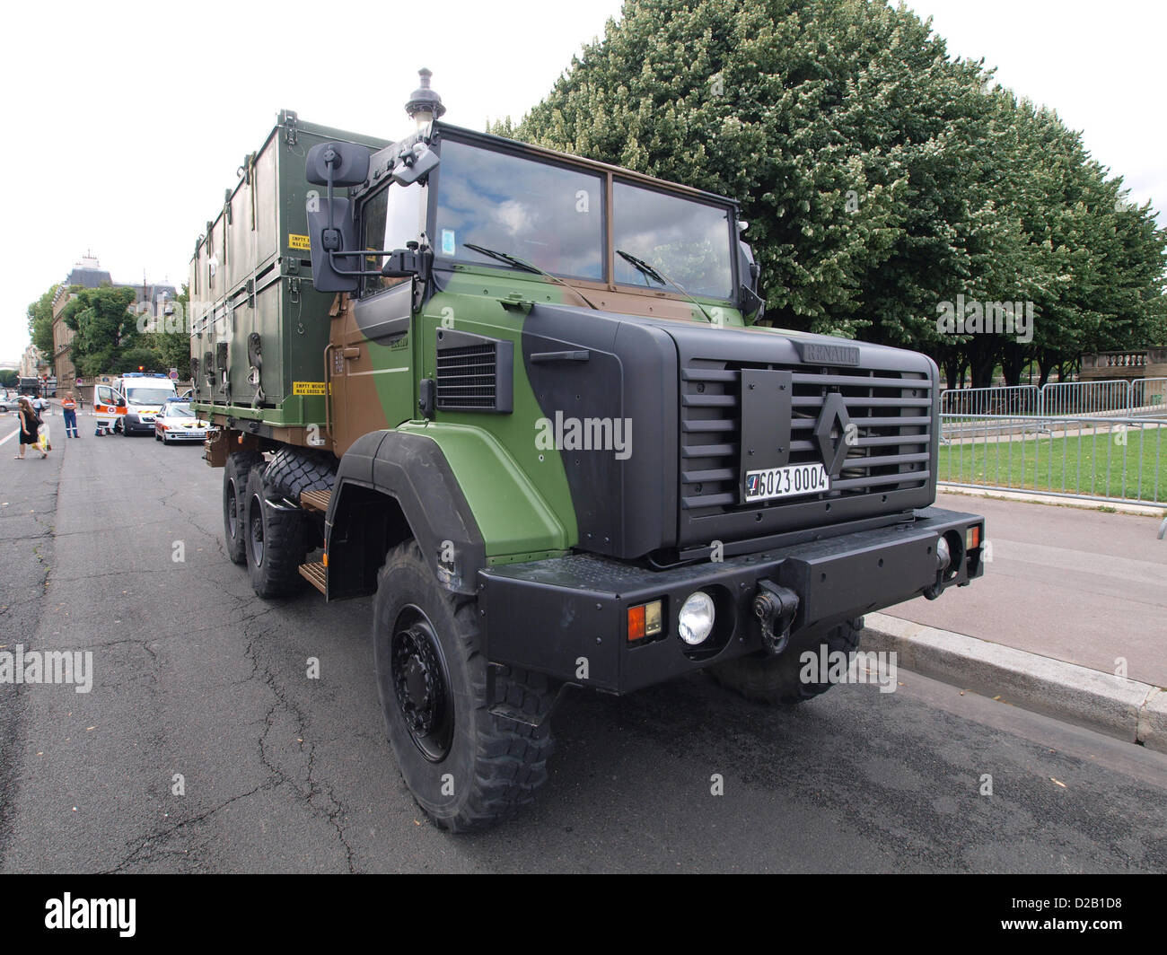 Ein Militärfahrzeug des Typs Renault GBC 180 wurde während einer Militärparade auf den Champs Elysées in Paris gezeigt, in dem Militärfahrzeuge und -Ausrüstung vorgestellt wurden. Stockfoto