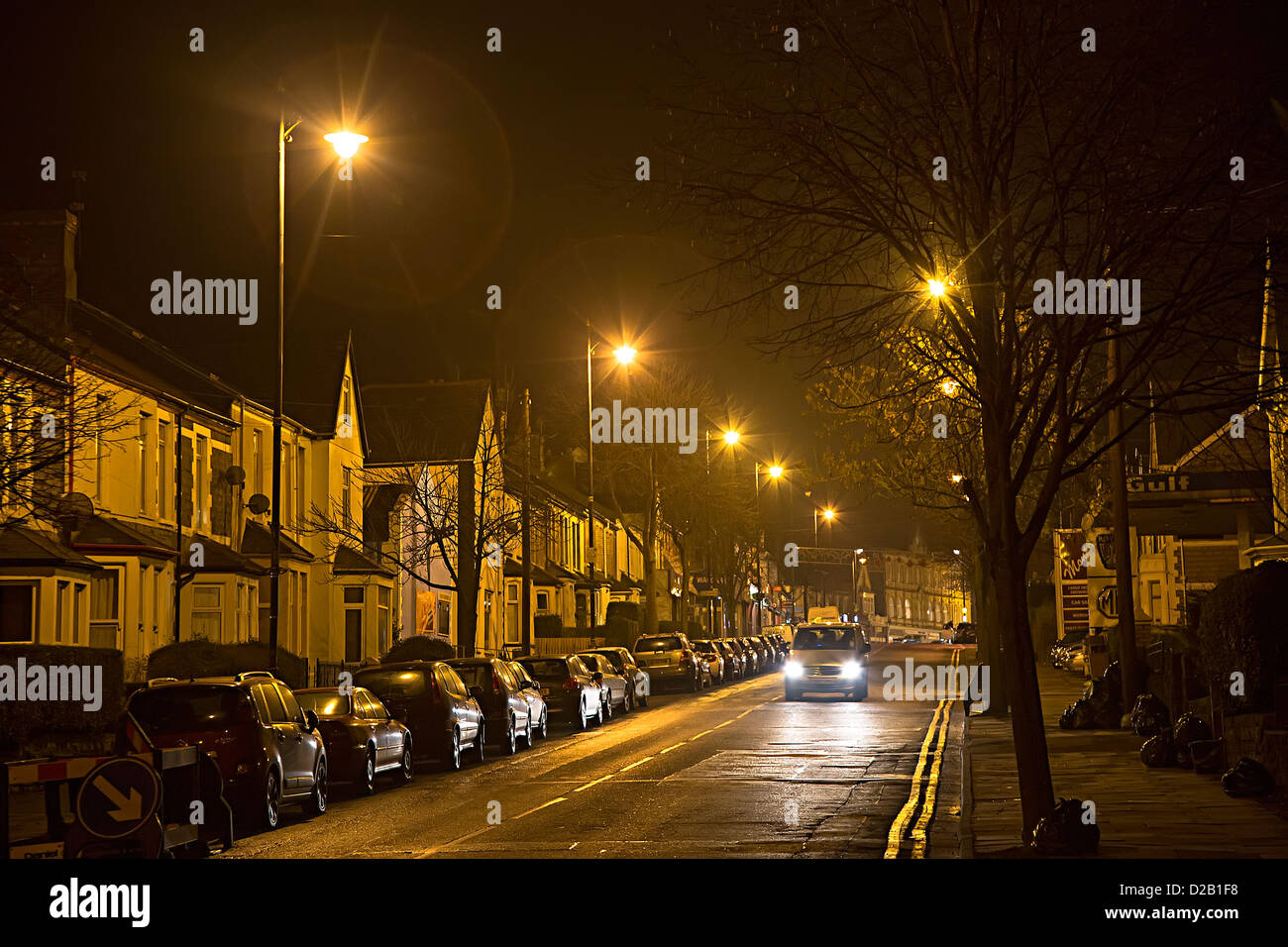 Auto fahren auf einer Straße bei Nacht, Penarth, Wales, UK Stockfoto