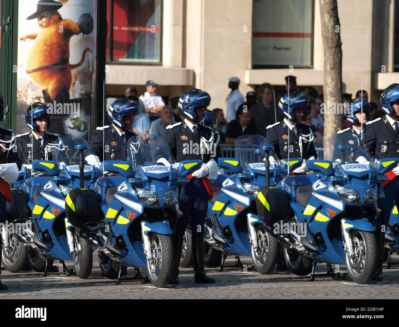 Ein Yamaha-Umlenkmotorrad, Teil der französischen Gendarmerie, das während einer Militärparade auf den Champs-Elysées in Paris gesehen wurde und die französische militärische Präsenz und Sicherheit symbolisiert. Stockfoto