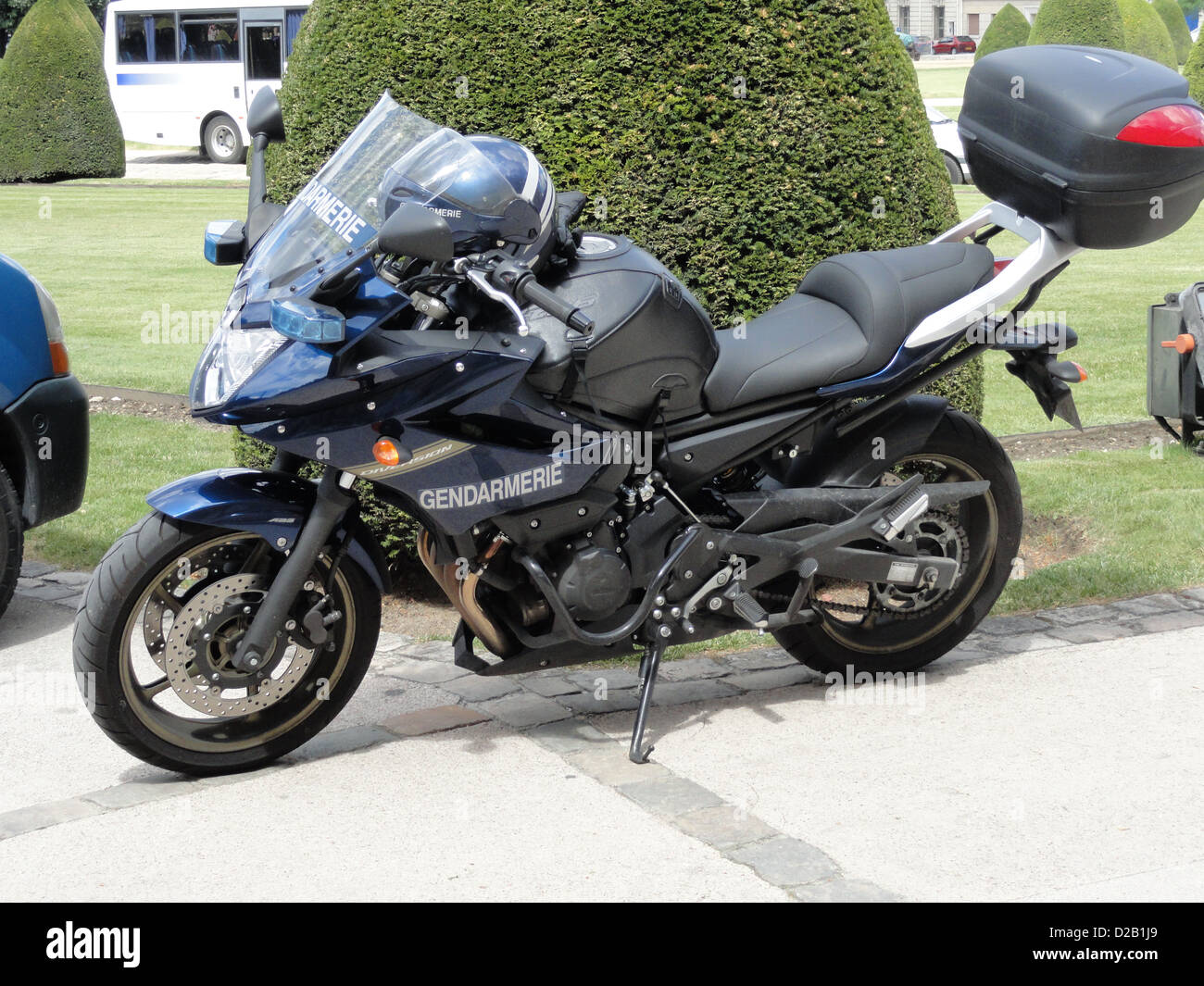 Die Gendarmerie Yamaha Diversion Motorräder werden bei der jährlichen Militärparade auf den Champs-Elysées in Paris vorgestellt und zeigen die Mobilität und Vielseitigkeit der französischen Strafverfolgungsbehörden bei nationalen Feierlichkeiten. Stockfoto