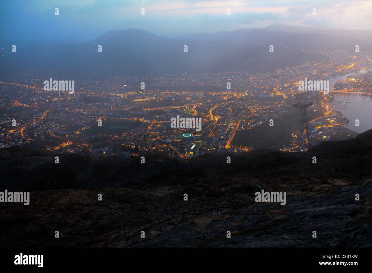Bergen Stadt bei Nacht aus der Stadt Berg Ulriken Stockfoto