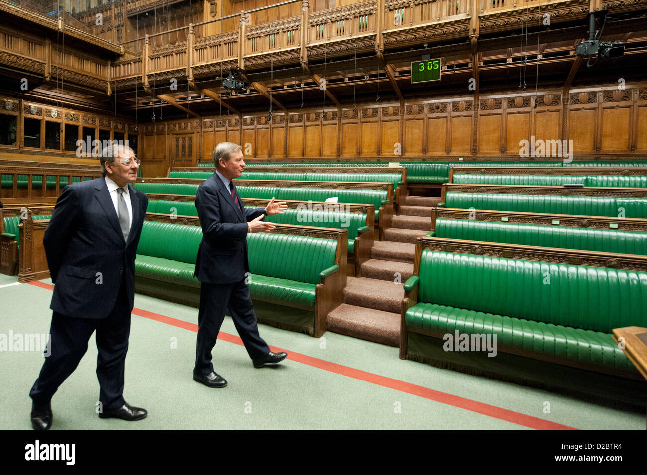 US-Verteidigungsminister Leon Panetta erhält eine Tour durch das House Of Commons von Staatsminister für die Streitkräfte der UK Andrew Robathan 18. Januar 2013 in London, England, UK. Panetta ist auf eine sechs-Tage-Reise nach Europa, Führer und US-Truppen zu treffen. Stockfoto