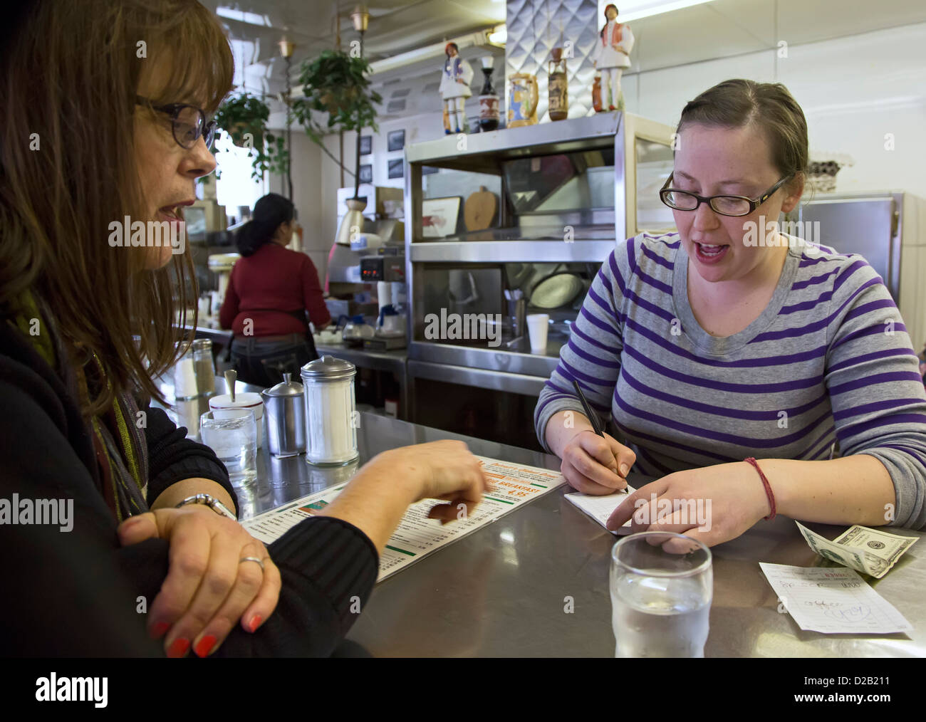 Detroit, Michigan - nimmt eine Kellnerin ein Frühstück zu bestellen bei der Steak-Hütte, ein fettiger Löffel Diner. Stockfoto