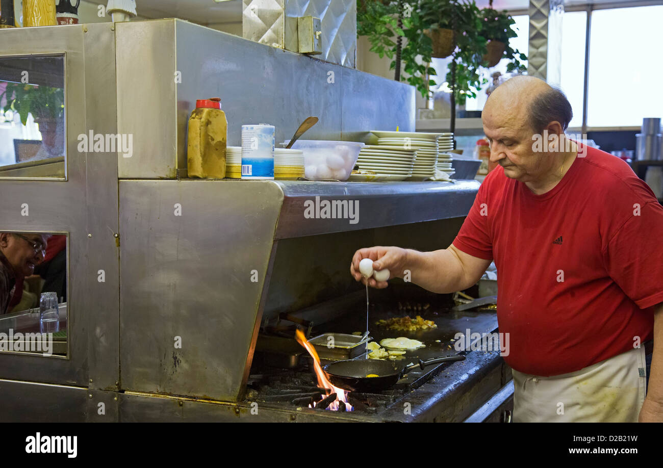 Detroit, Michigan - die Besitzer der Hütte Steak, ein Diner Greasy Spoon macht Eiern für einen Kunden Frühstück. Stockfoto