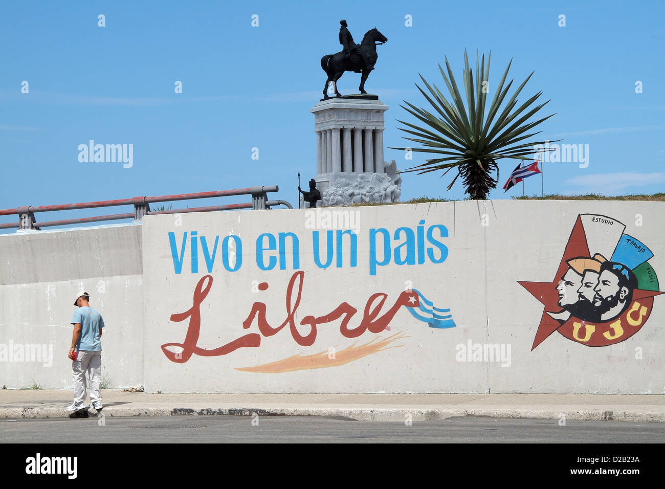 Havanna, Kuba, Vivo En un Pais Libre, das Motto an der Wand der UJC Stockfoto