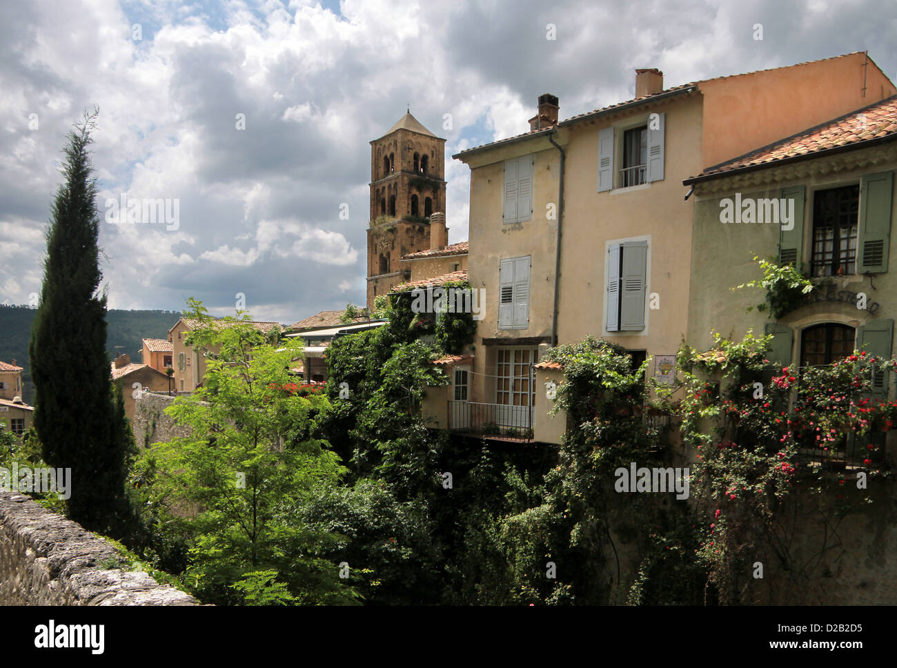 Das Dorf Moustiers-Sainte-Marie in Haute-Provence, Frankreich Stockfoto