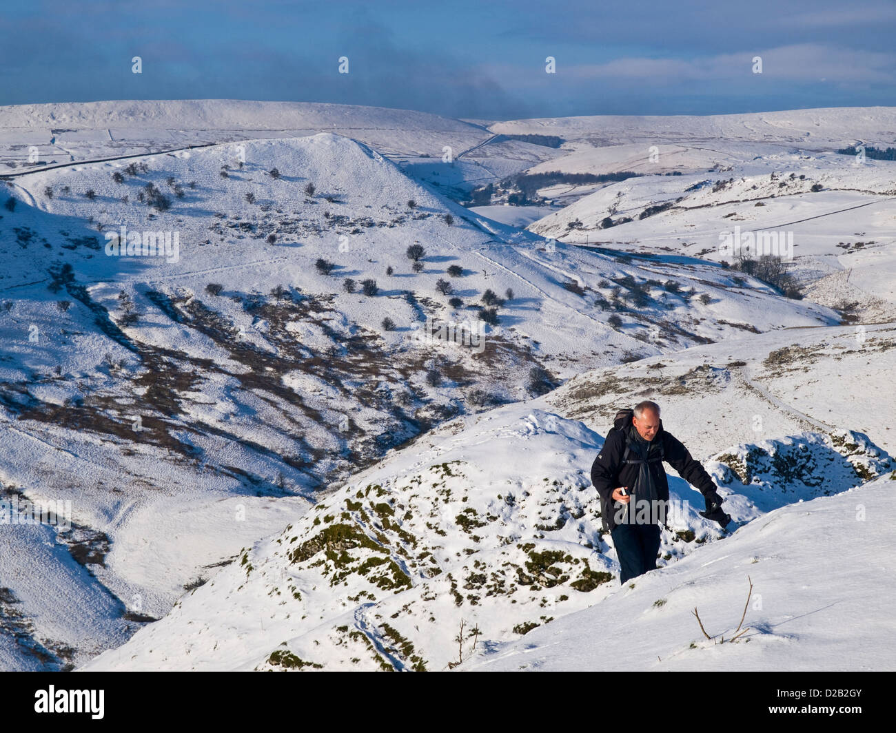 Winter Walker auf Chrome Hügel im Peak District, Obere Taube Tal und Ax Kante über Stockfoto
