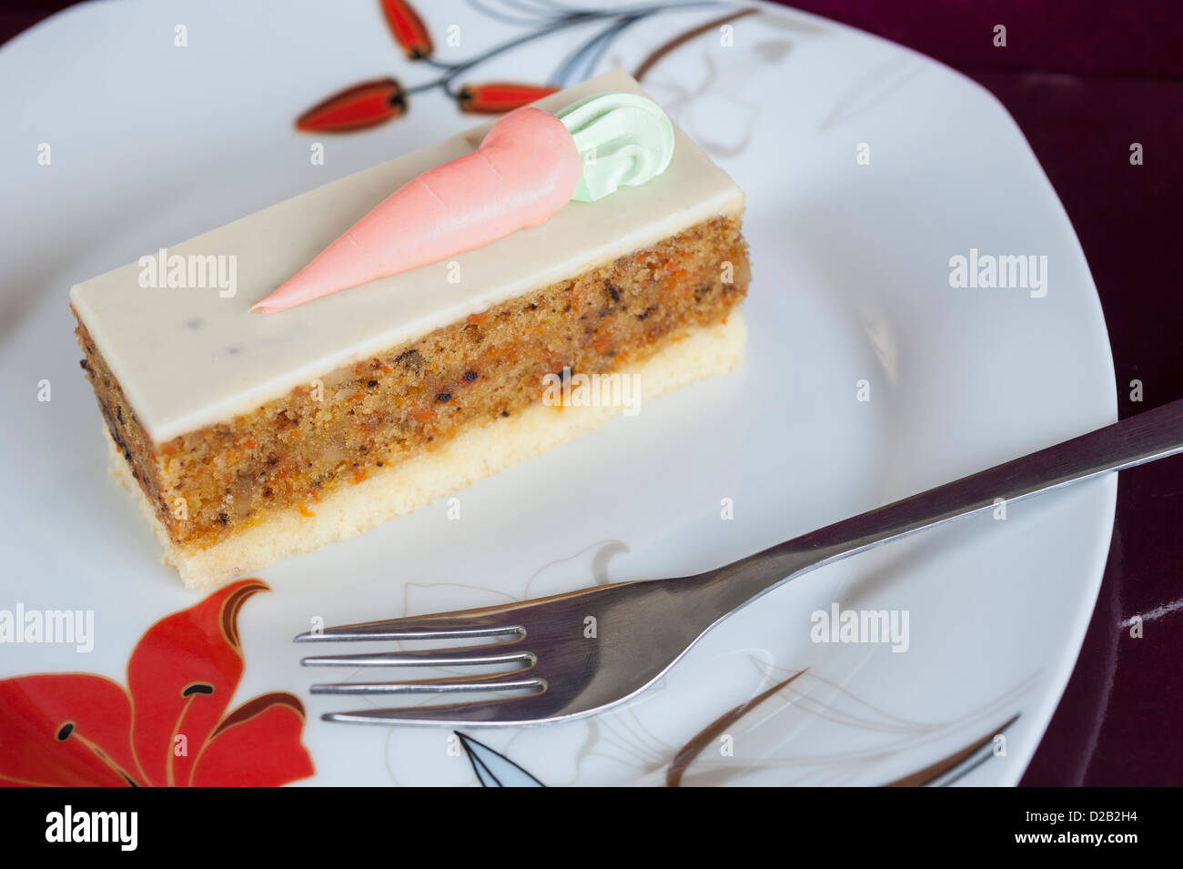 Luxus Karotte Kuchen Dessert auf einem weißen Teller Stockfoto