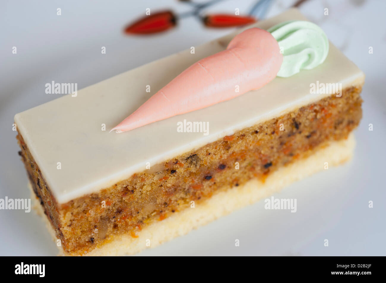 Luxus Karotte Kuchen Dessert auf einem weißen Teller Stockfoto