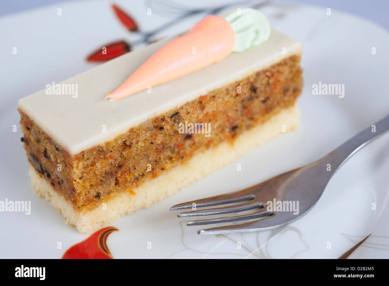 Luxus Karotte Kuchen Dessert auf einem weißen Teller Stockfoto