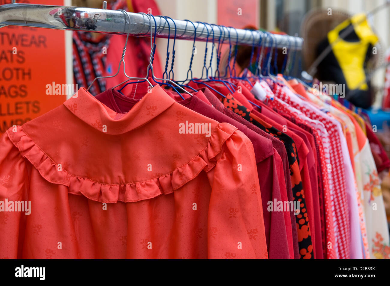 Berlin, Deutschland, die Produktpalette der second-hand-Shop Stiefel kombinieren Berlin Stockfoto