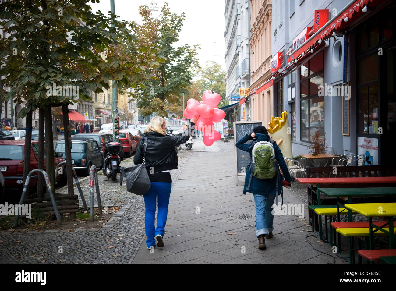 Berlin, Deutschland, zwei junge Frauen mit Herz Luftballons Stockfoto