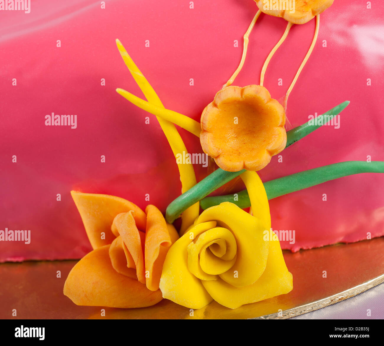 Nahaufnahme Detail von kunstvollen Dekorationen auf einem Kuchen dessert Stockfoto