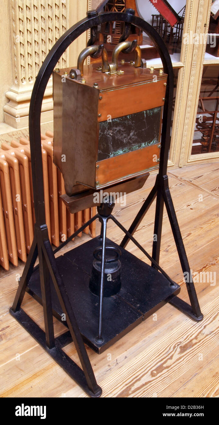 Instrumente in das Teylers Museum.  Sibirische Lodestone mit Anker. Sehr großes Stück von Magnetit, erhielt im Jahre 1810 von Siber Stockfoto