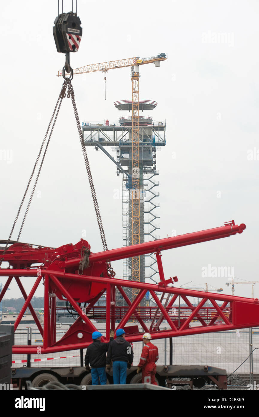 Schönefeld, Deutschland, ein Kran vor dem neuen Kontrollturm auf der BBI-Baustelle Stockfoto